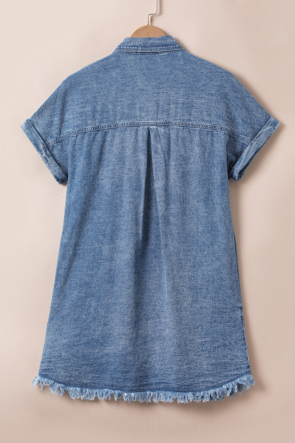 Robe en jean bleu délavé minéral avec manches à revers et ourlet effiloché