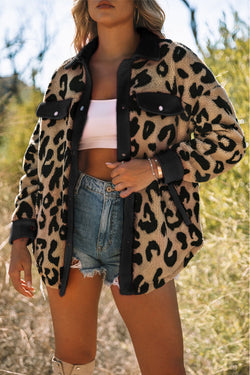 Chaqueta de felpa de leopardo negro con acabados contrastantes