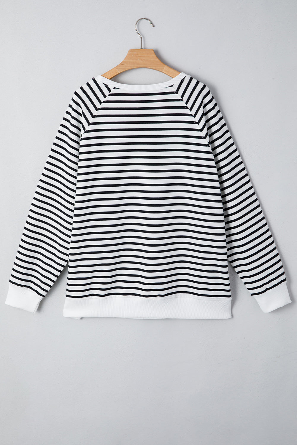 Sweat-shirt ample à rayures noires, manches raglan, fentes latérales