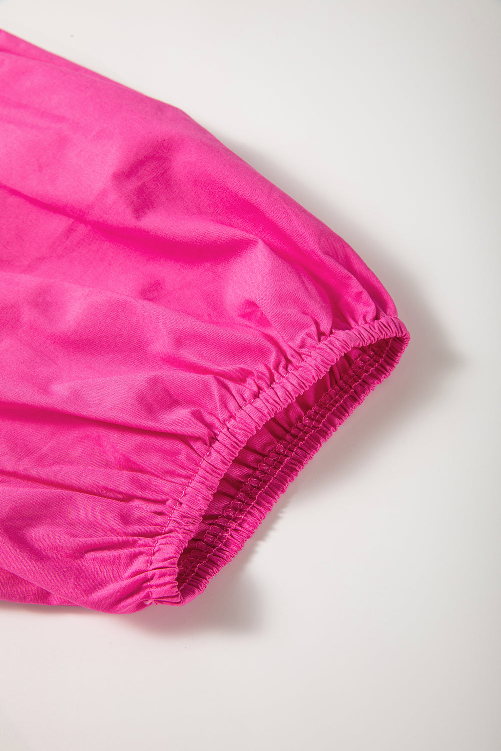 Mini-robe rose vif à manches bouffantes *