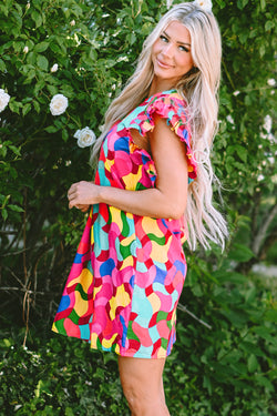 Vestido de rosa roja con estampado abstracto y mangas de volantes