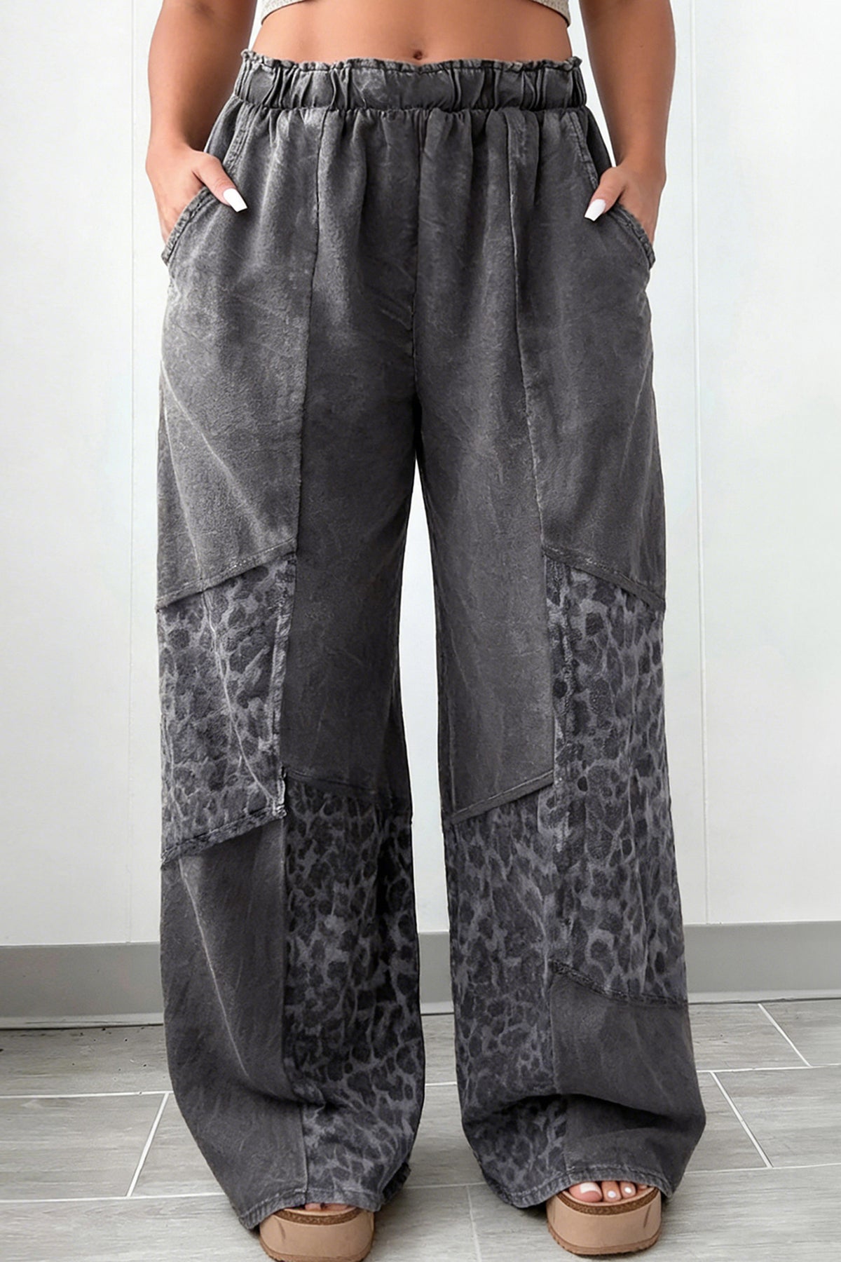 Pantalon large gris foncé délavé grande taille à empiècements léopard