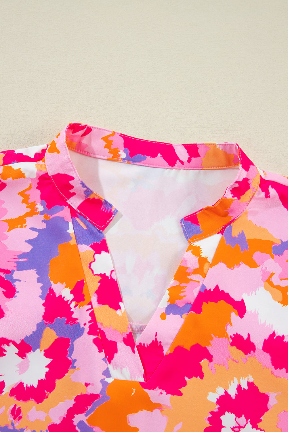 Blouse rose à imprimé abstrait et manches à patte et col cranté-A WOMAN WE LOVE