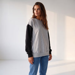 Sudadera gris con hombros caídos y mosaicos de dos tonos