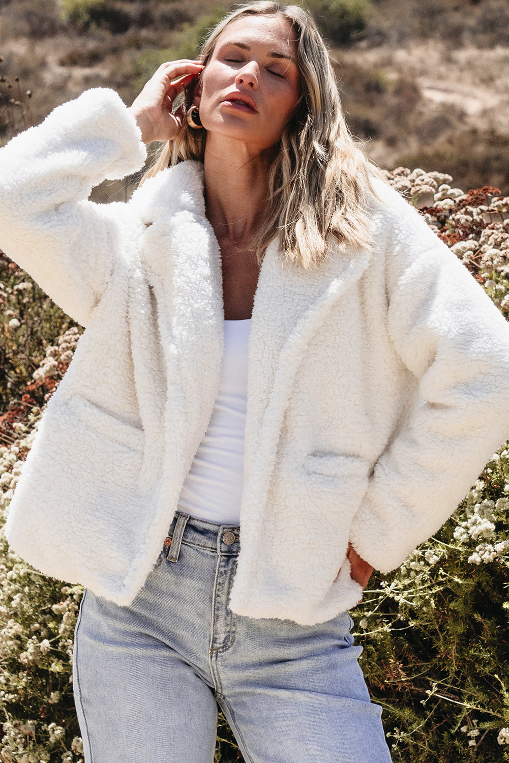 Veste beige en fausse fourrure avec poches boutonnées et col à revers