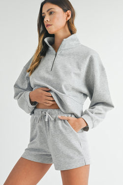 Ensemble sweat-shirt zippé et short gris clair à col montant