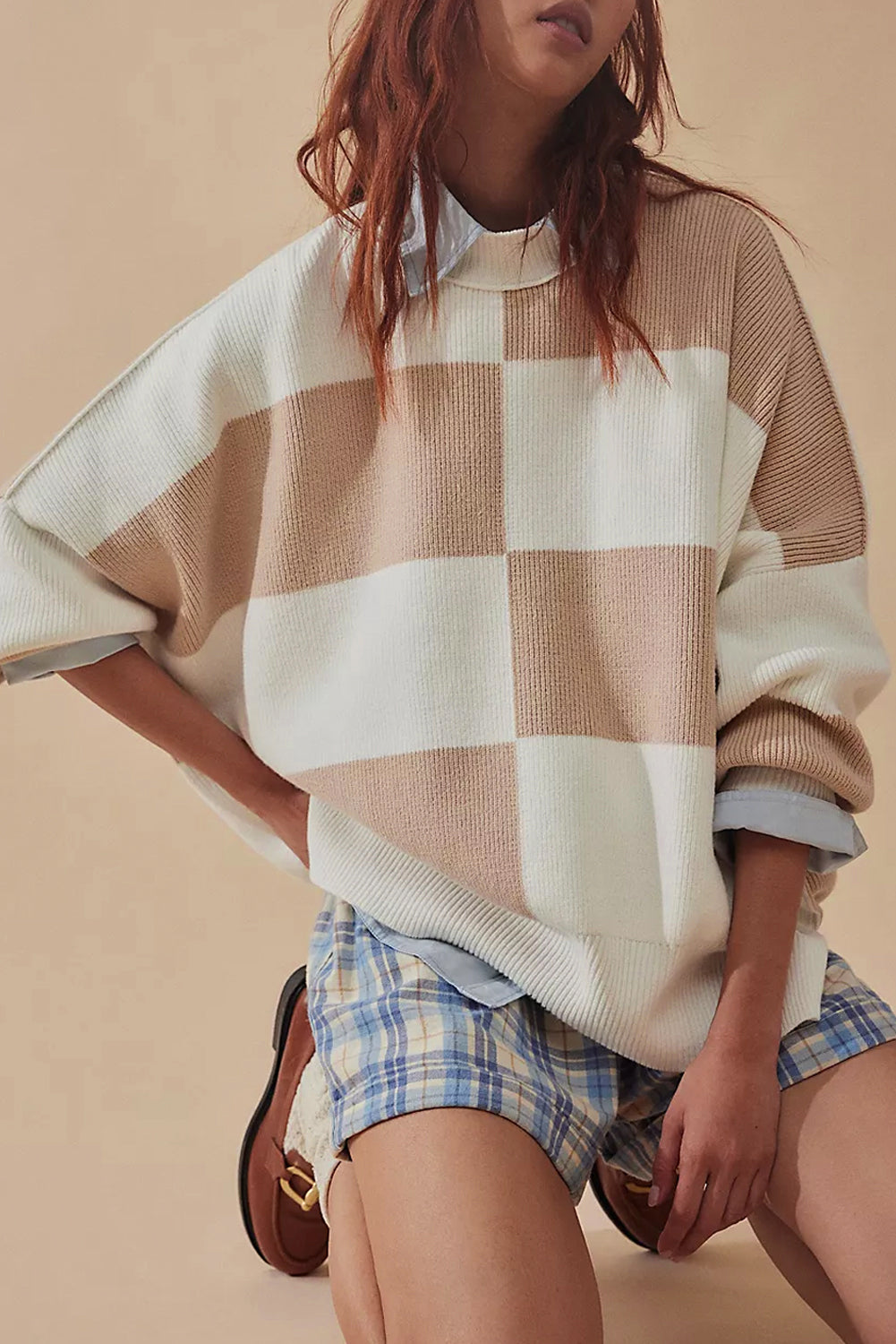 Surprised khaki swollen sweater with side slits and drooping shoulders