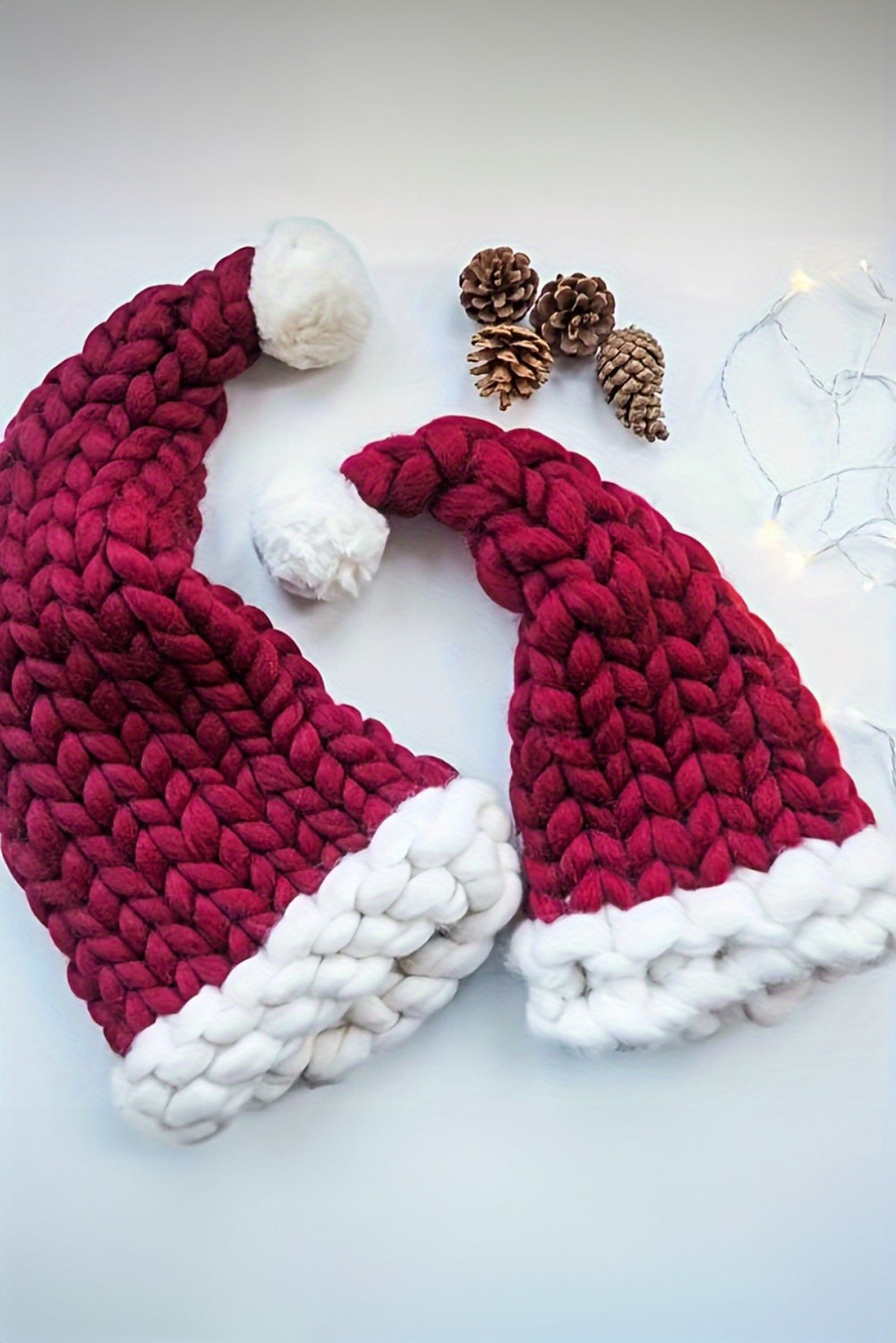 Chapeau de Noël tricoté épais avec blocs de couleurs Dahlia rouge et décor de pompons