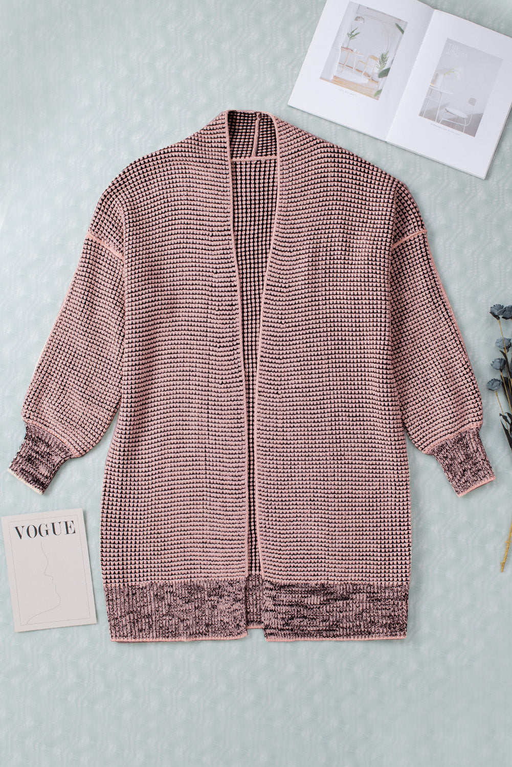 Cardigan long tricoté à carreaux rose ouvert sur le devant