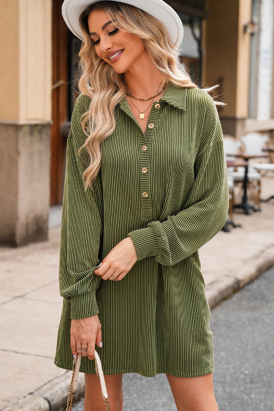 Vestido de cuello recto y hombros que caen con botones y espuma en verde pierna abotonada