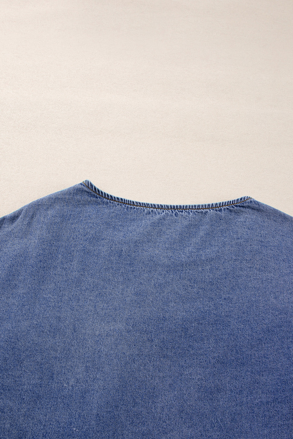 Chemisier en denim bleu ciel à manches 3/4 et poche plaquée à volants-A WOMAN WE LOVE