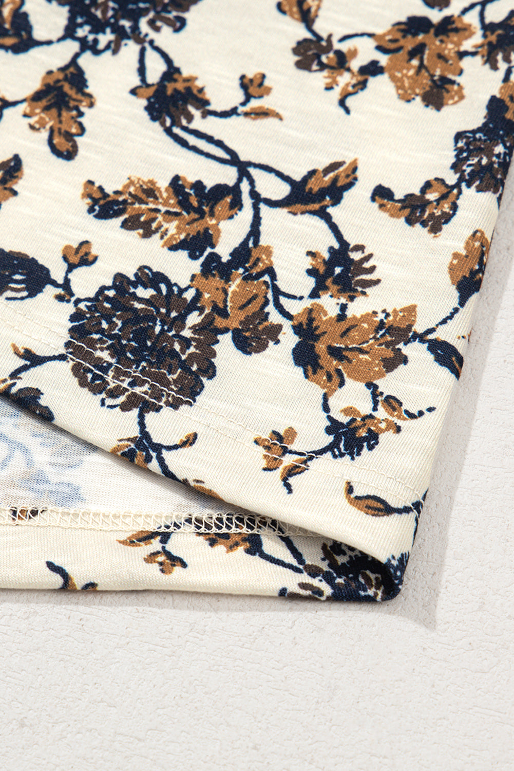 Blusa blanca con volantes y flores con cordones *