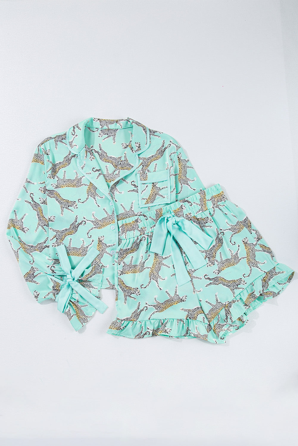Ensemble pyjama court à volants en satin léopard vert-A WOMAN WE LOVE