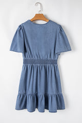 Vestido de mezclilla V -neck con volantes y talla brotada *