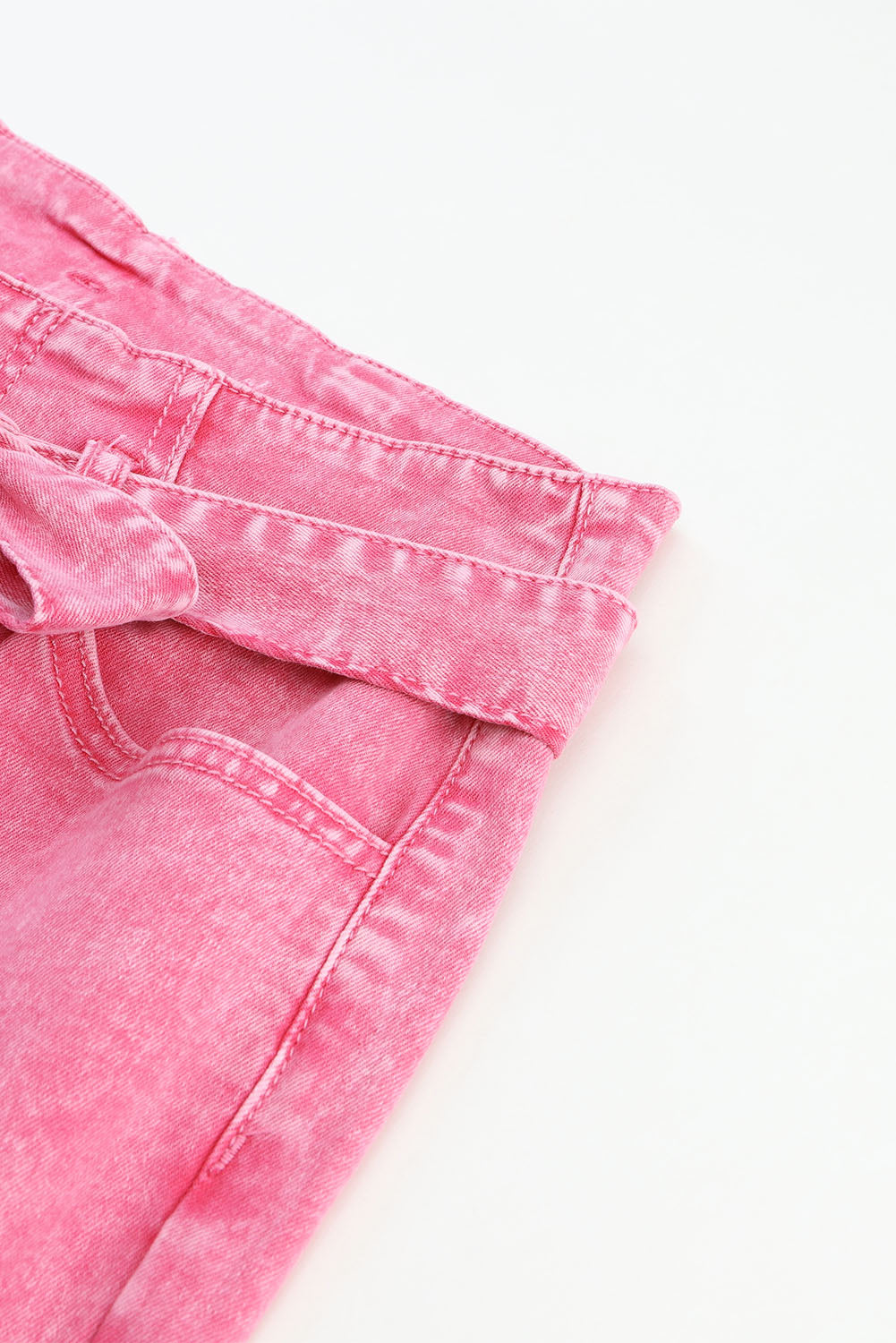 Nudo delantero de la pierna de la pata de la bengala de color rosa jeans casuales