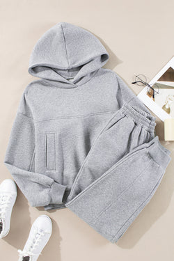 Conjunto de ropa deportiva gris lisa con encapuchas y trozos con costuras expuestas