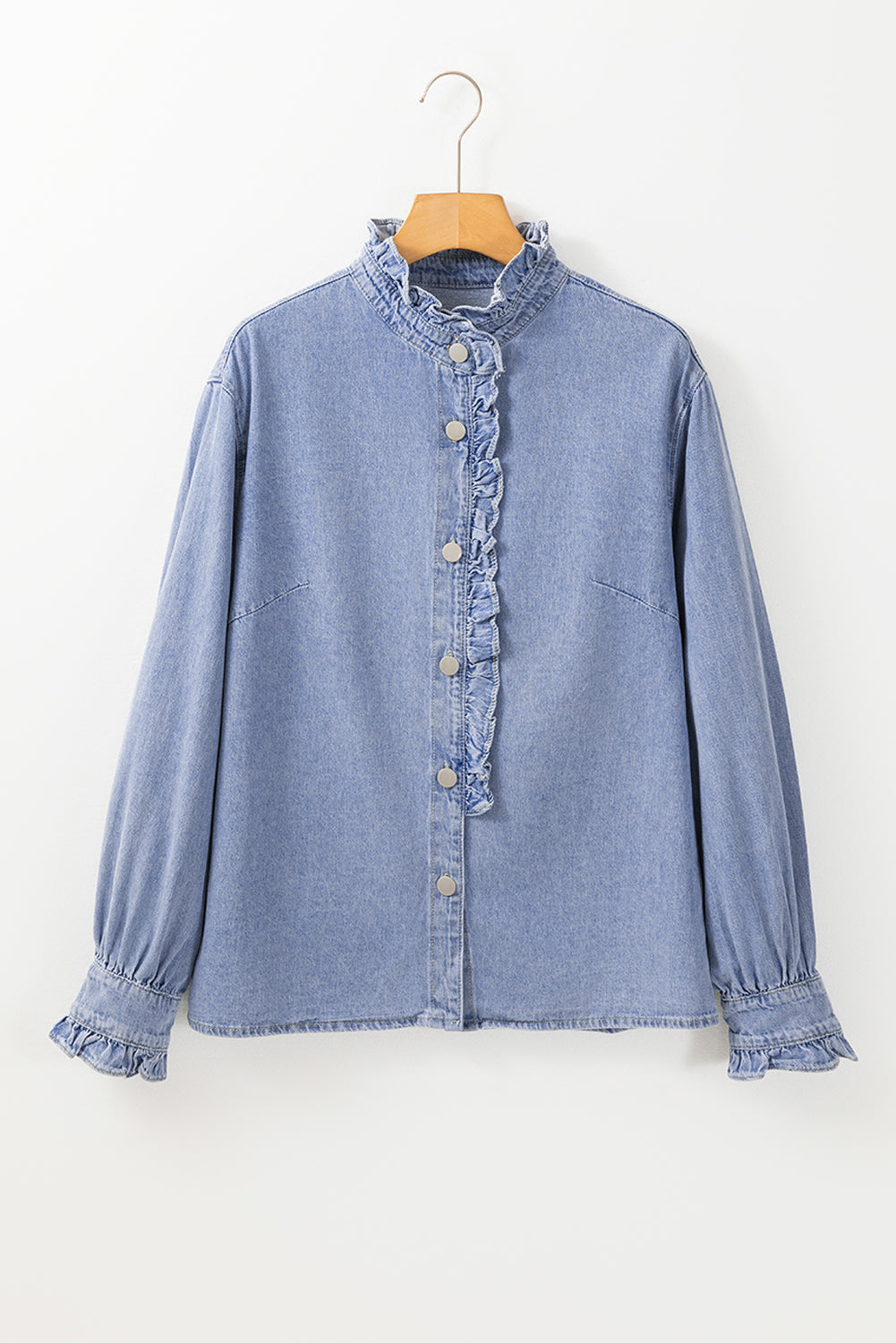 Chemise en jean boutonnée à manches longues et à volants Beau Blue-A WOMAN WE LOVE