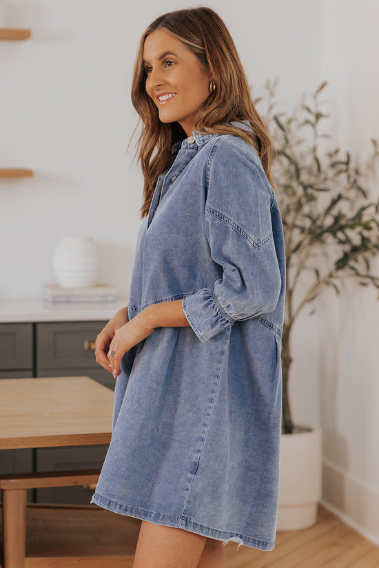 Mini-robe en jean boutonnée à manches longues bleu ciel