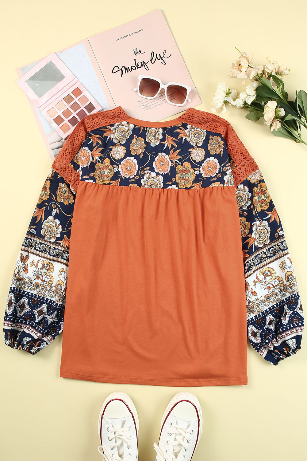 Top marron Boho imprimé fleuri à manches ballon avec détails en dentelle