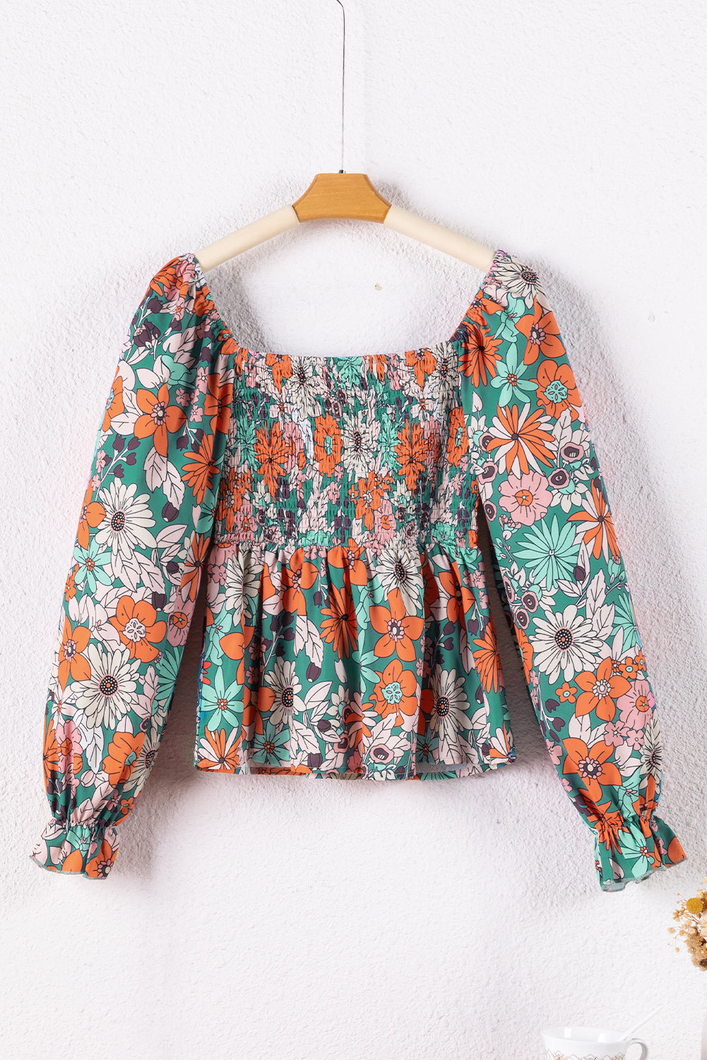 Blouse péplum smockée à imprimé floral et manches bouffantes