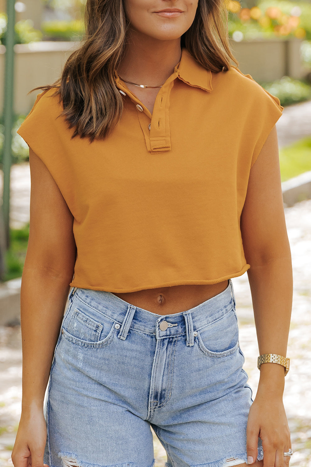 Camel Rohkante Trim Polo Collar Cropped T -Shirt