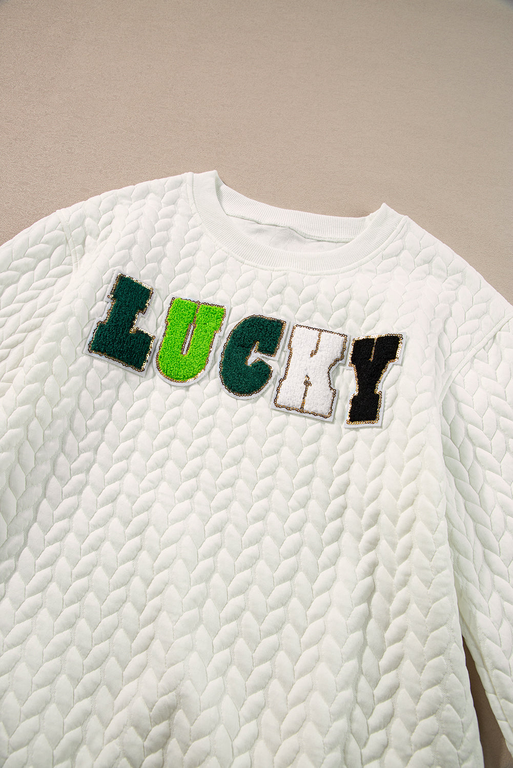 Sweat-shirt blanc en tricot torsadé brodé LUCKY Chenille