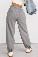 Pantalon ample à rayures et boutons avec poche plaquée