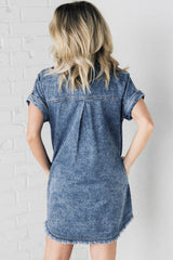 Robe en jean bleu délavé minéral avec manches à revers et ourlet effiloché