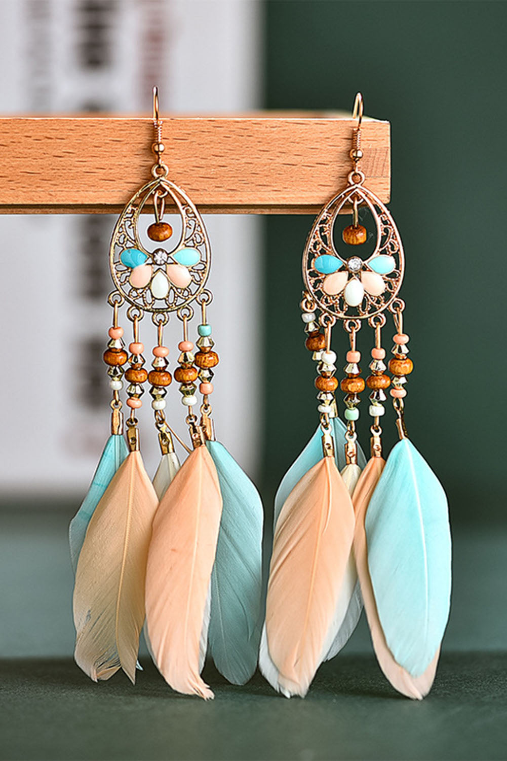 Boucles d'oreilles bohèmes multicolores à pampilles en plumes ajourées-A WOMAN WE LOVE
