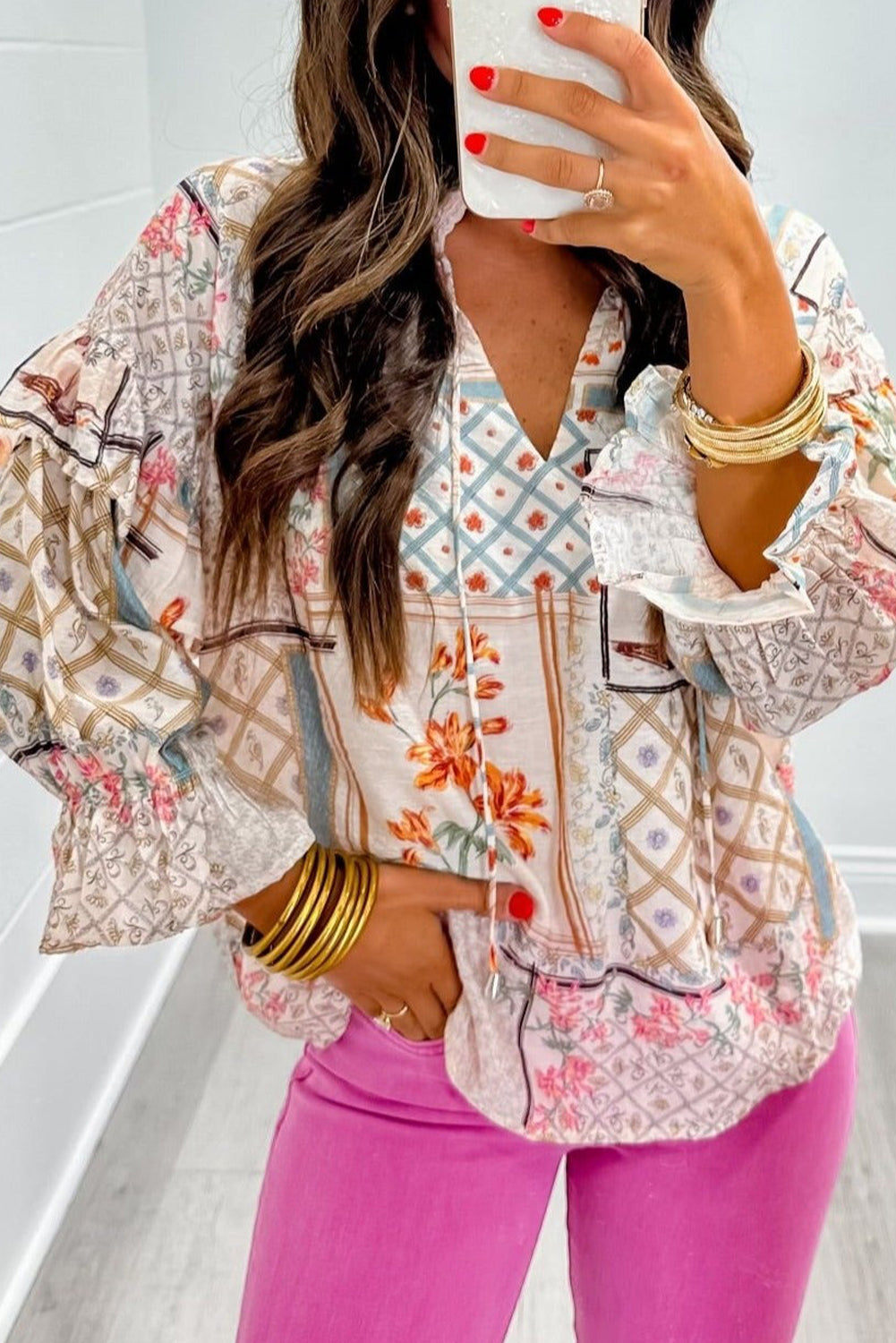 Blusa per il collo a manicotto arruffato a toppa floreale boho multicolour