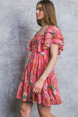 Vestido de flores rosa con cuello cuadrado y mangas de volantes