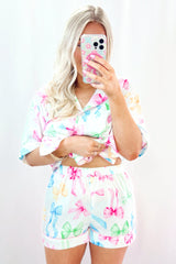 Ensemble pyjama blanc avec chemise boutonnée et short taille haute imprimé nœud papillon-A WOMAN WE LOVE