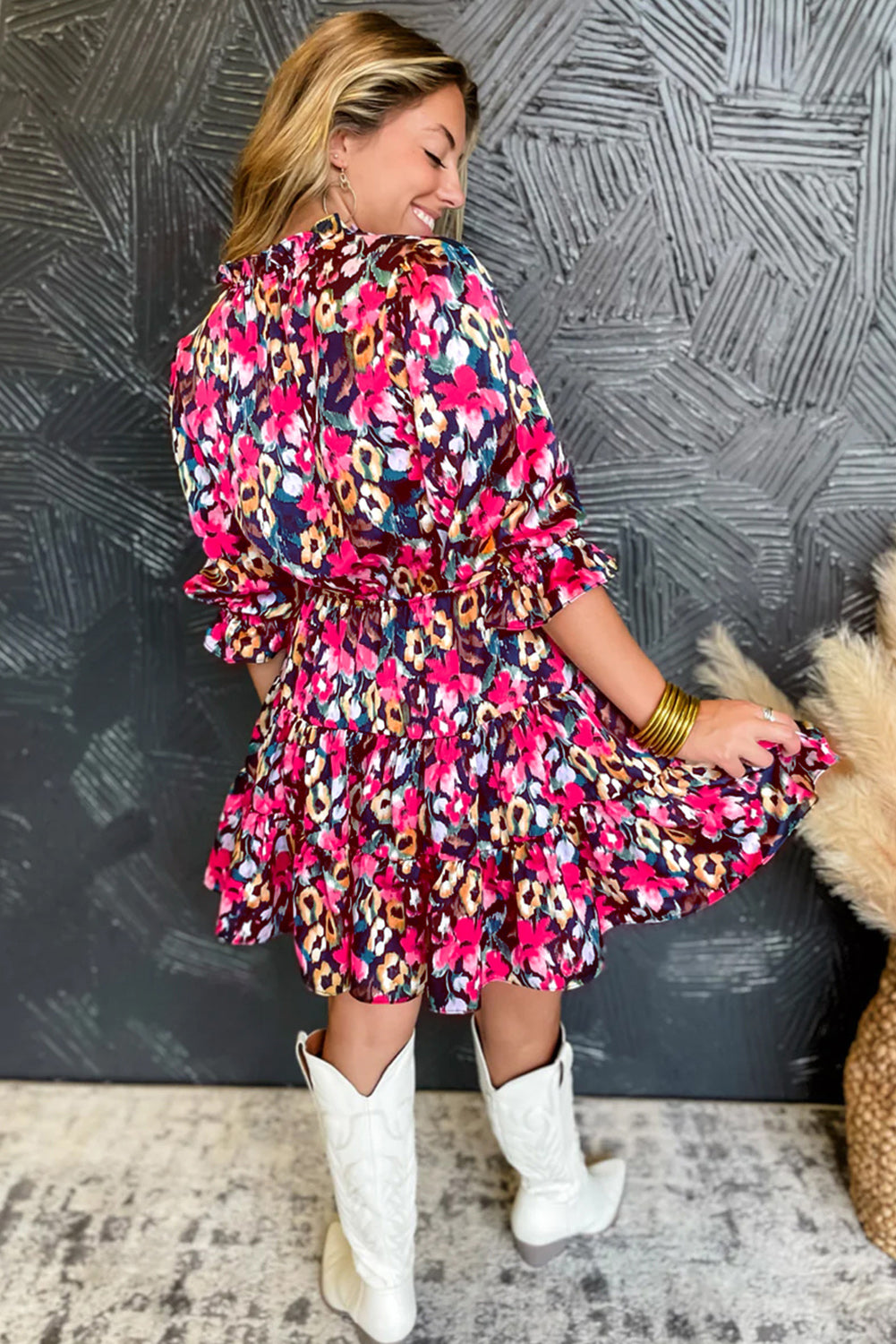 Vestido rosa rojo con estampado floral y volantes de manga a mitad de longitud y cuello V