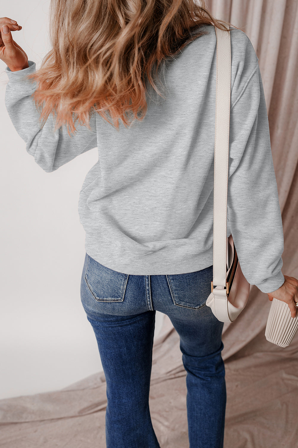 Sudadera gris en tela de esponja con hombro caído forrado con vellón liso