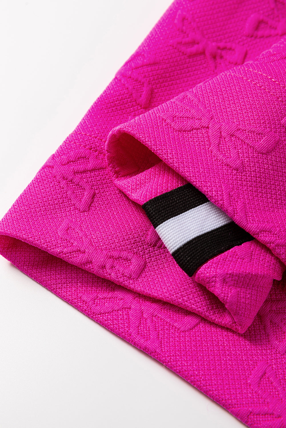 Mini-robe droite texturée en jacquard rouge rose avec fermeture éclair sur un quart