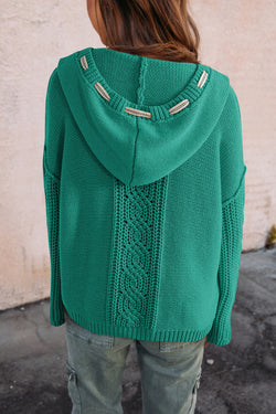 Hooded sweater with contrasting tightening cord in twisted green water knitting