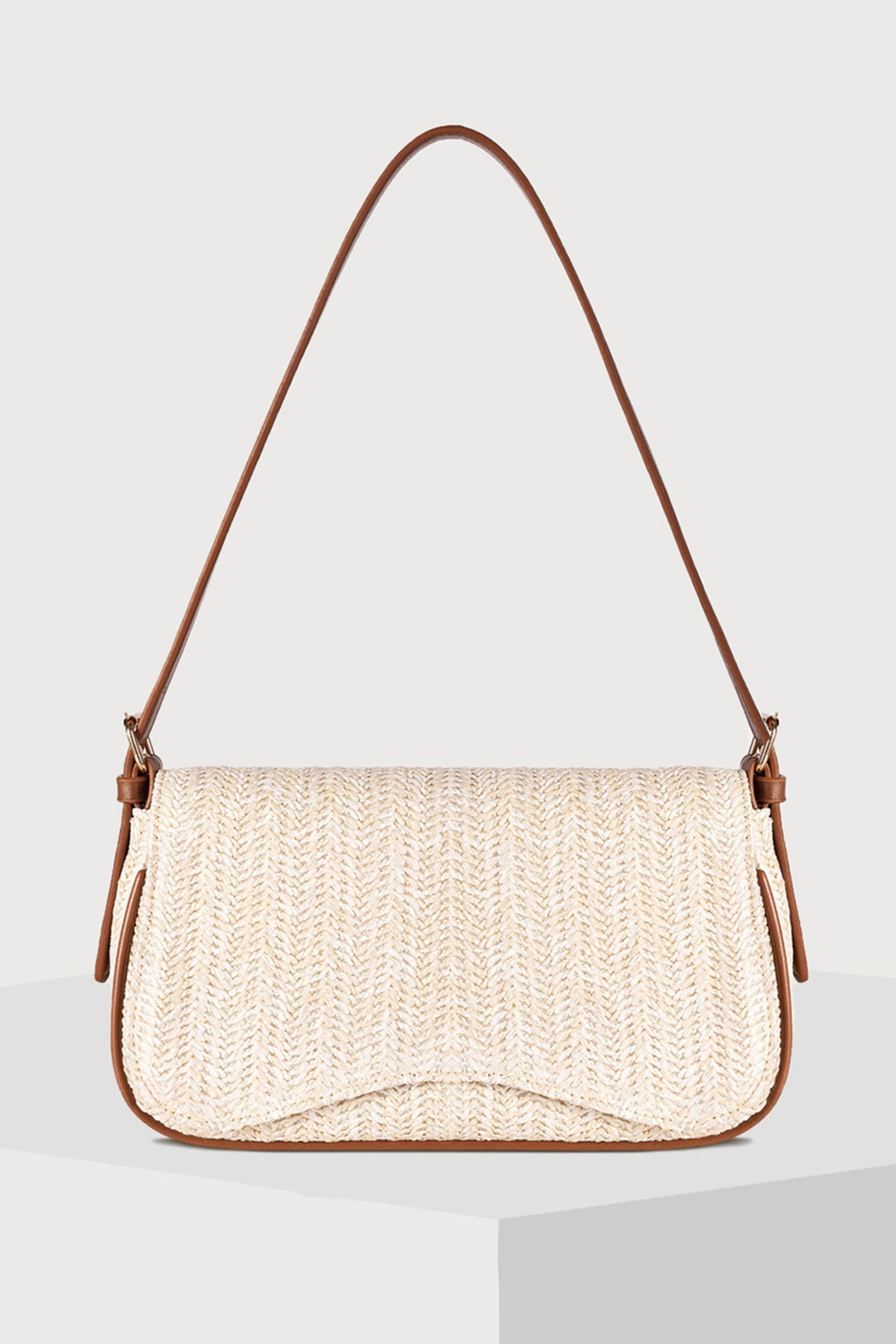 Petit sac d’épaule blanc à tressage raphia et finitions simili cuir