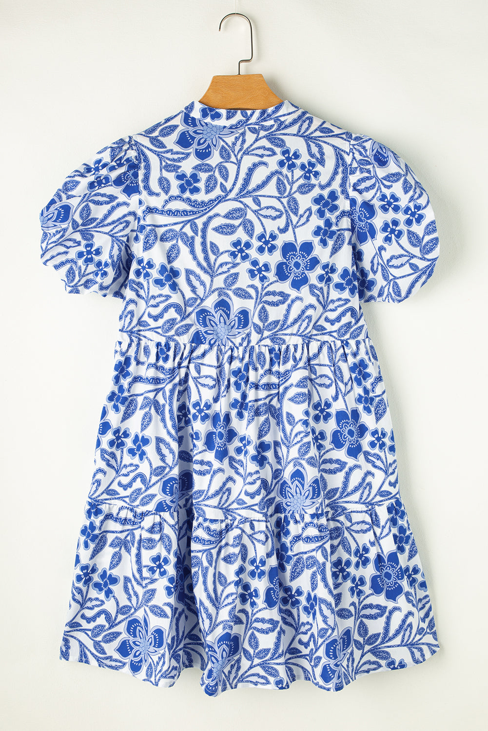 Robe étagée à manches bouffantes et imprimé floral bleu