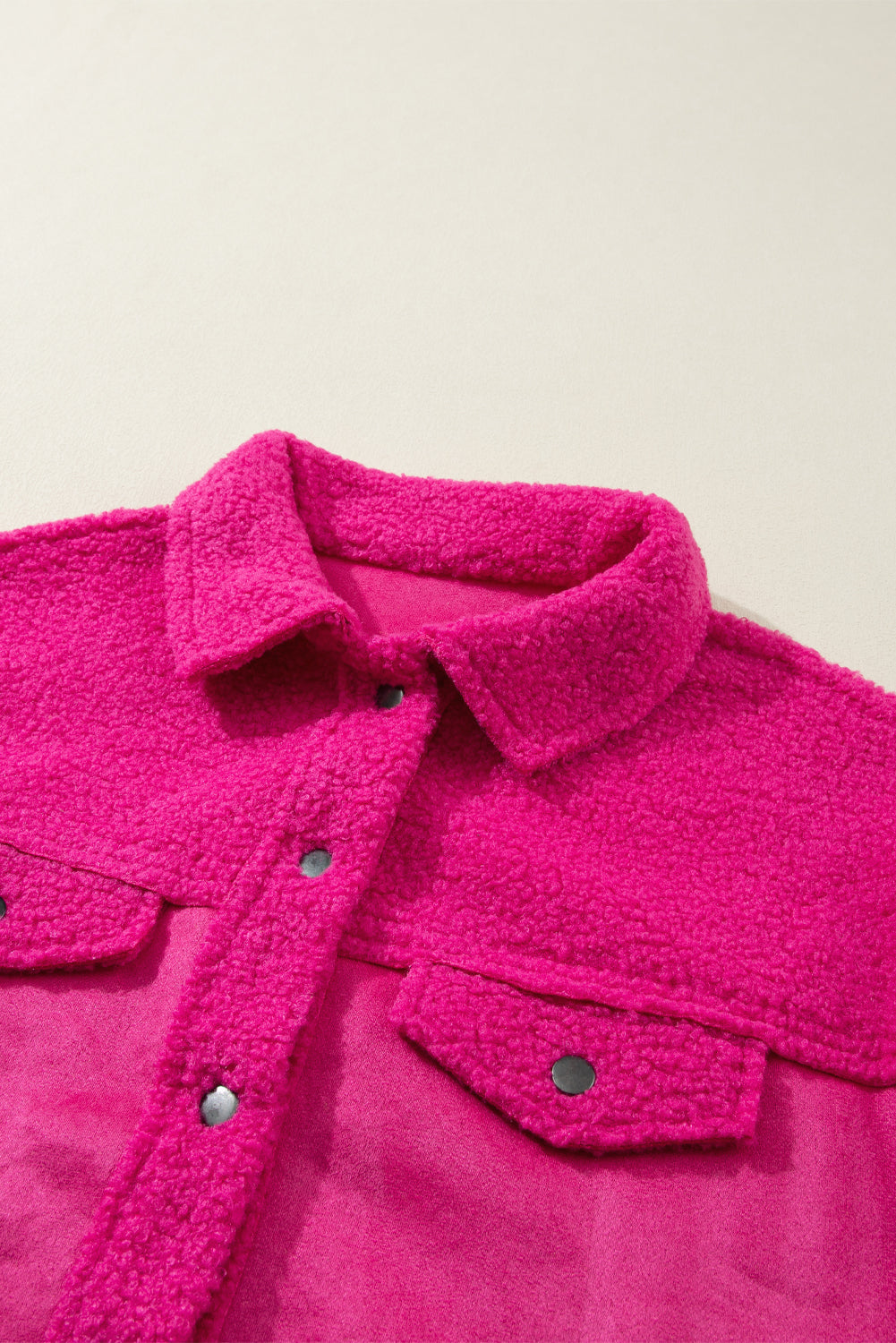 Shacket abbottonate per patchwork in sherpa in cambio rosa brillante