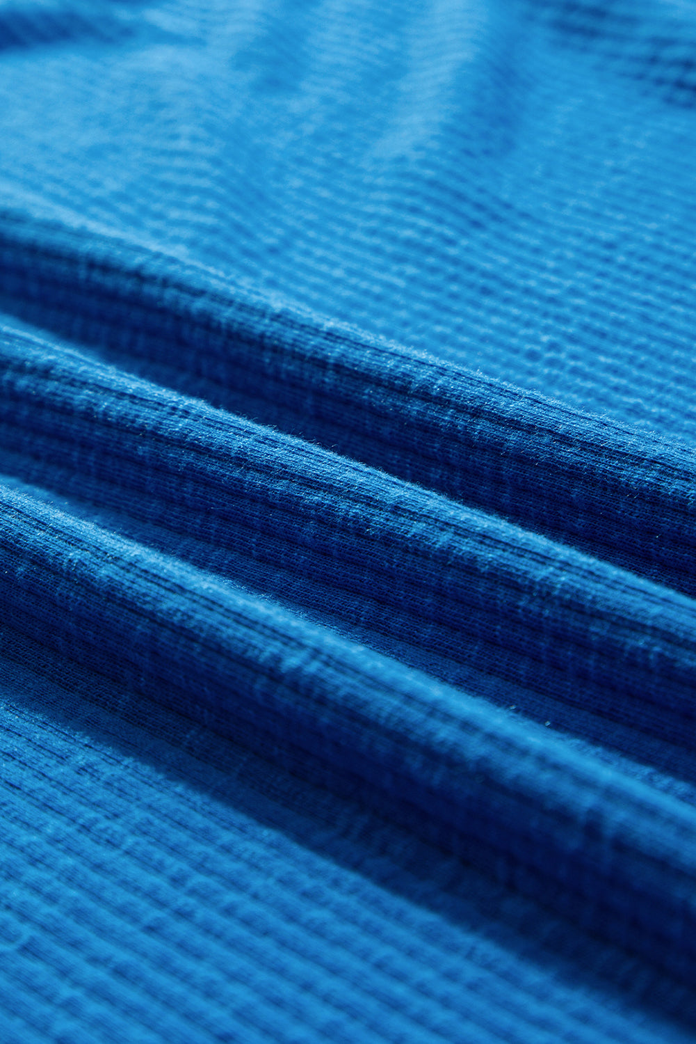 Haut bleu à manches longues et col en V en tricot côtelé à coutures apparentes