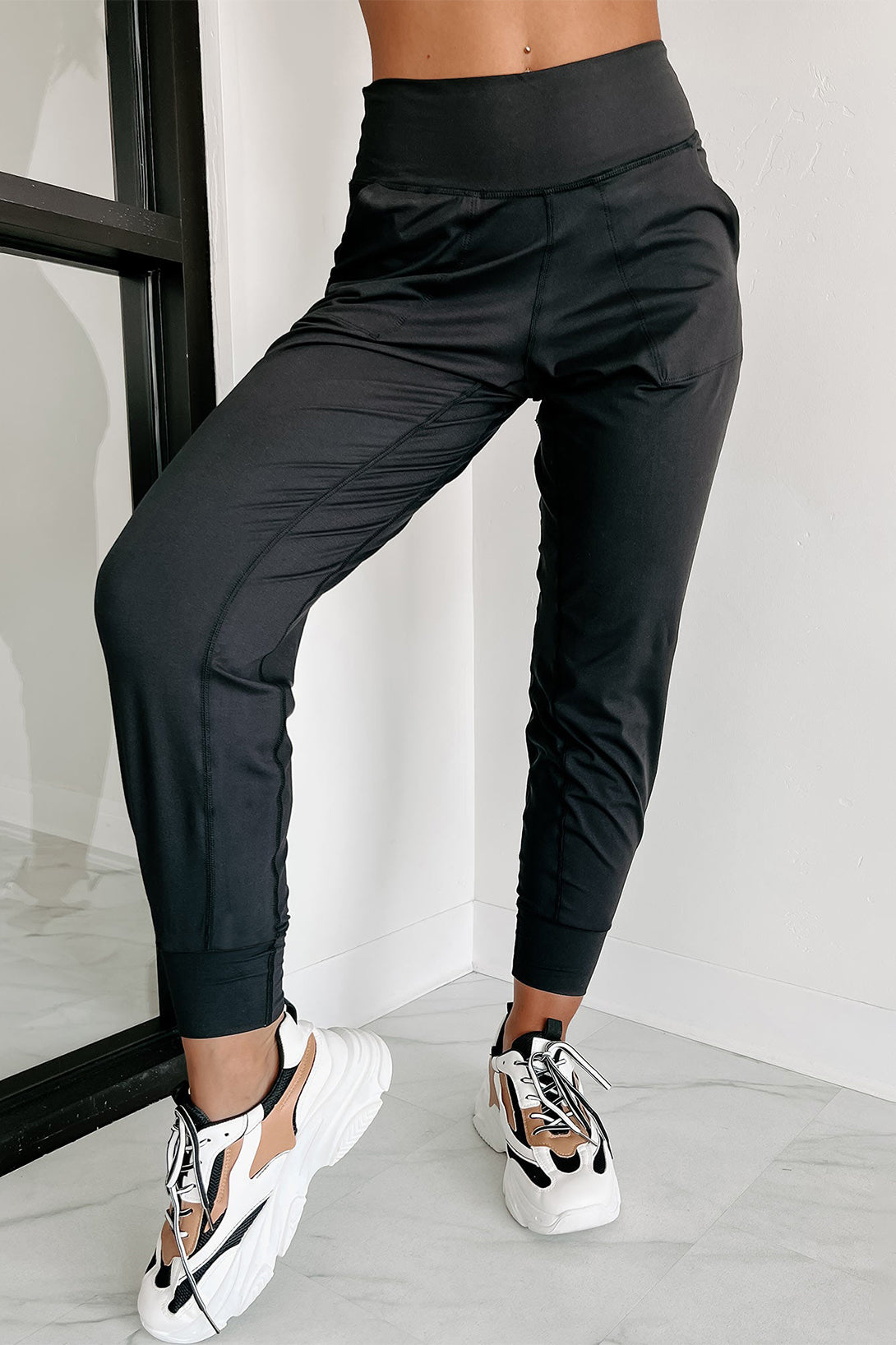 Jogging pants high black with apparent pockets and seams