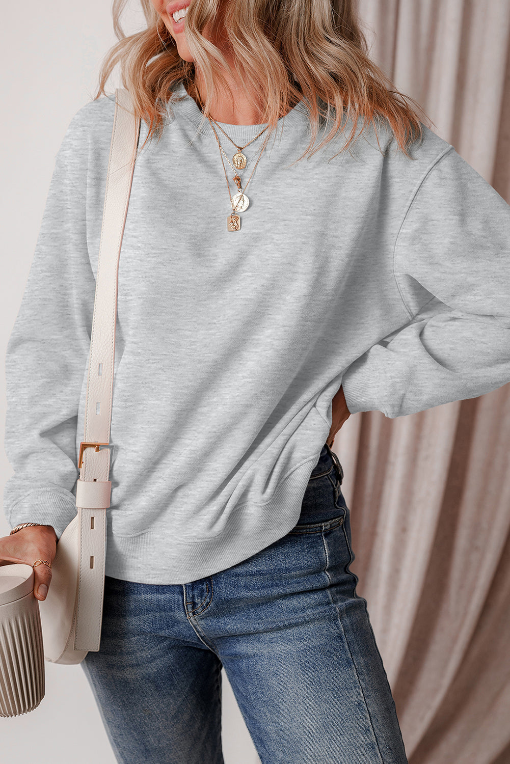 Sudadera gris en tela de esponja con hombro caído forrado con vellón liso