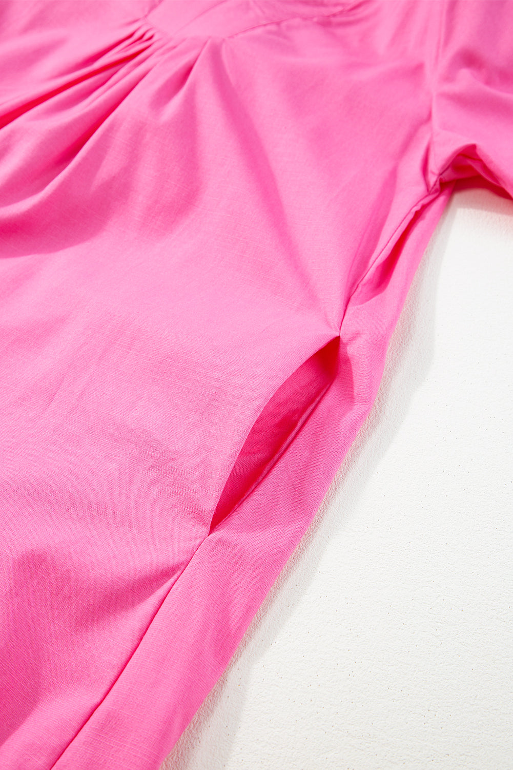 Bonbon pleated straight dress with slit, V-neck and short flowing sleeves