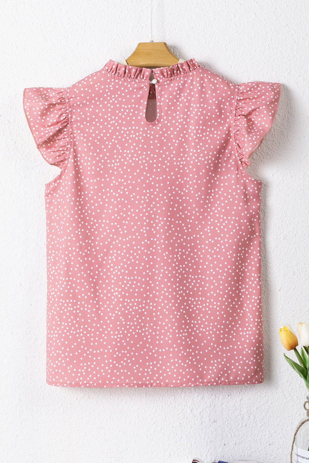 Blouse rose à pois et volants à manches flottantes et col à volants-A WOMAN WE LOVE
