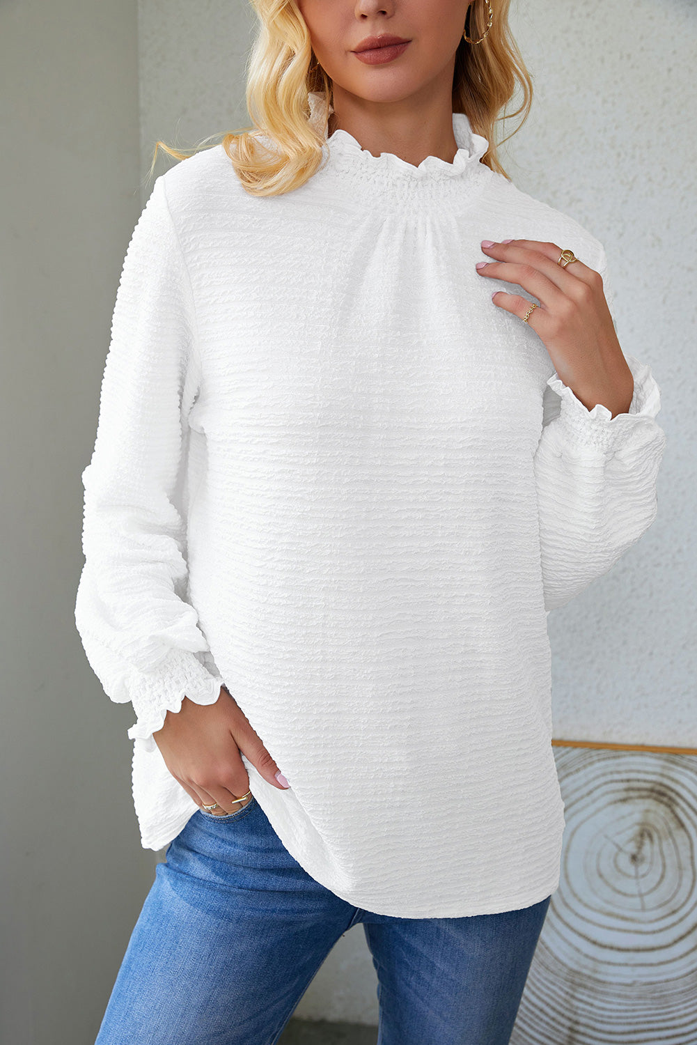 Chemisier blanc à volants et col smocké texturé à manches évêque-A WOMAN WE LOVE