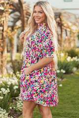 Robe courte à fleurs roses à manches courtes bouffantes et col en V