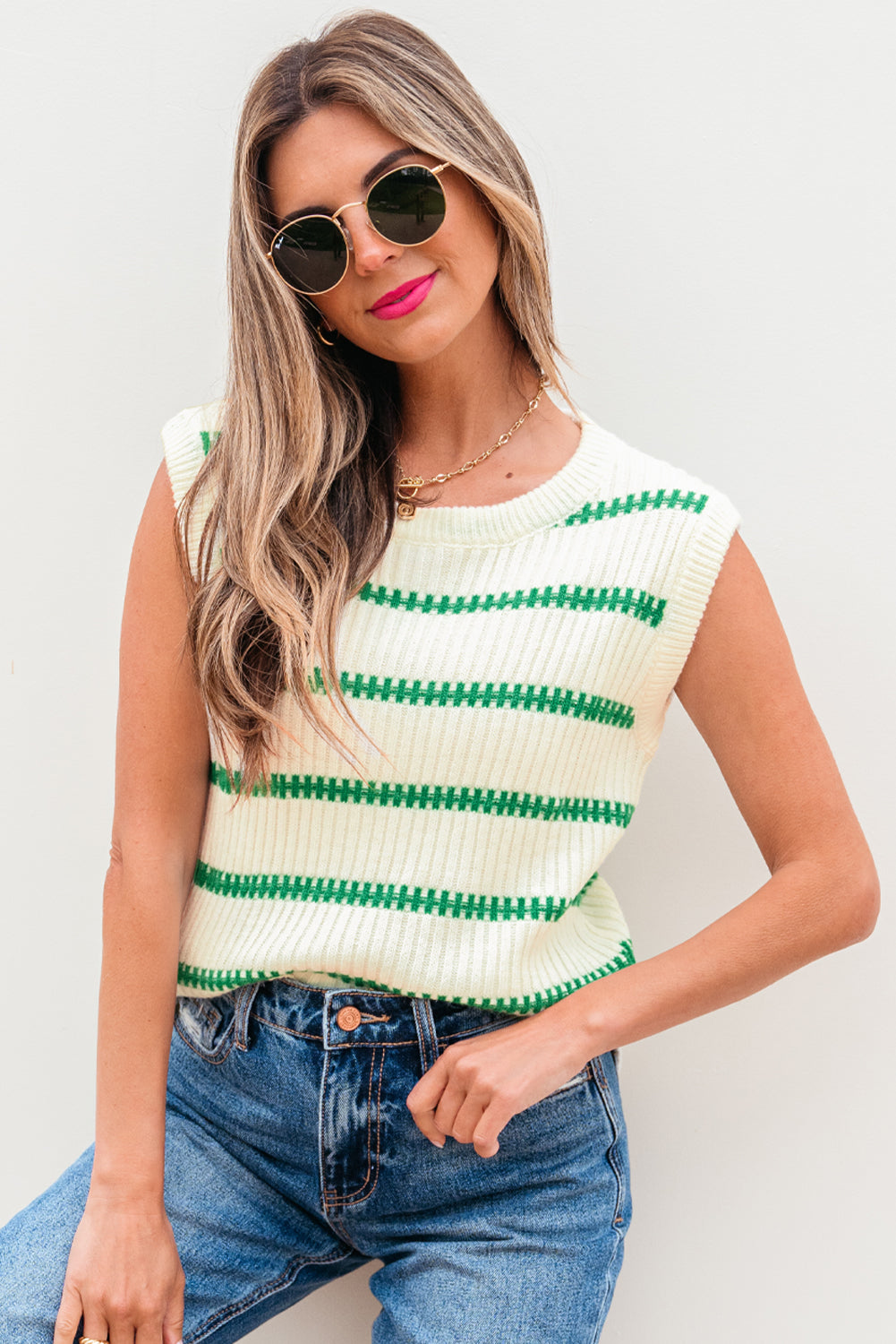 Relaxed sleeveless sweater *