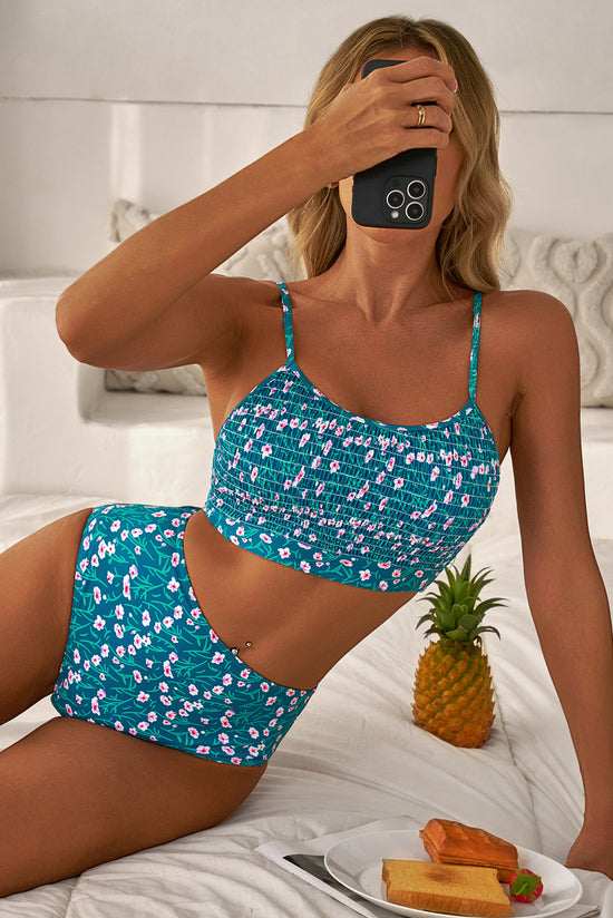 Ensemble de bikini mignon smocké à imprimé floral bleu