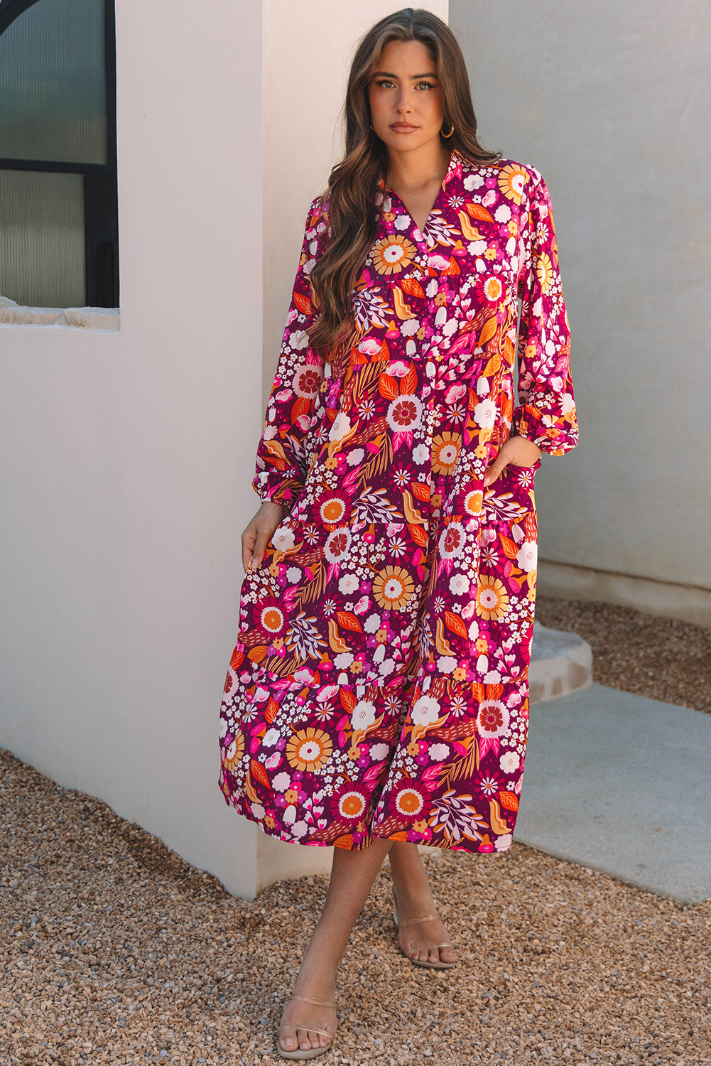 Robe longue fluide à plusieurs niveaux et col violet