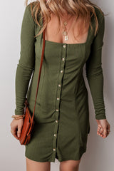 Mini-robe en tricot côtelé vert guacamole, col carré, boutonnée, manches longues